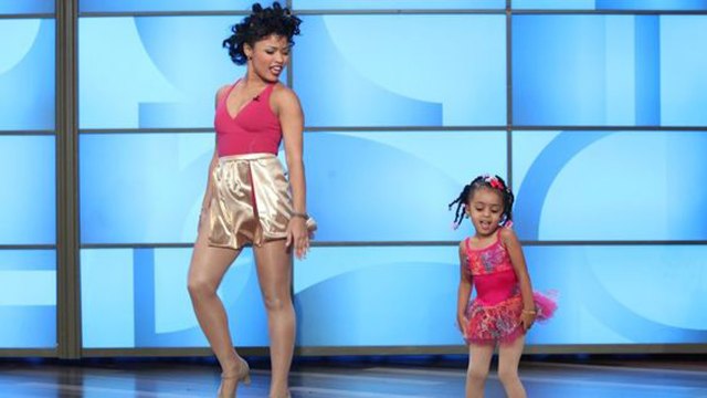 Маленькое чудо. 2-летняя девочка вышла на сцену вслед за мамой. А теперь обрати внимание, что она начнет делать…