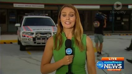 Arrestation par la police en direct pendant un duplex TV d'une journaliste