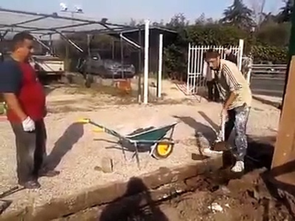 Pire travail d'ouvrier jamais vu... Les gros flemmards mettent des plombes à remblayer une tranchée