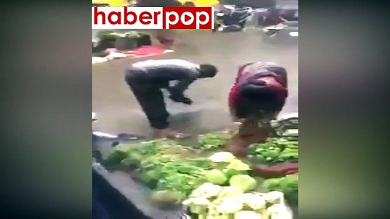 Sebze meyveleri kanalizasyon suyunda yıkayan kadın #sebze #kanalizasyon