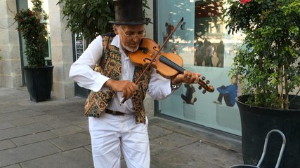 Deux Nantaises ont offert un violon à Dinu, le musicien de rue, mardi 26 juillet