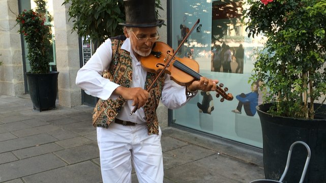 Deux Nantaises ont offert un violon à Dinu, le musicien de rue, mardi 26 juillet