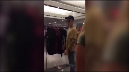 Justin Bieber met un énorme vent à une fan.. Quel enfoiré