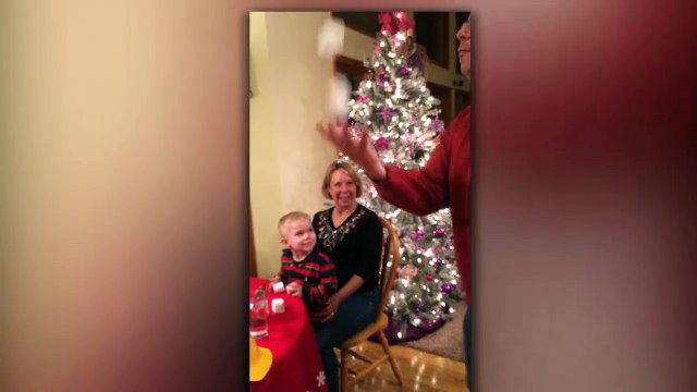 Ce gamin essaie de jongler comme papa... Trop mignon