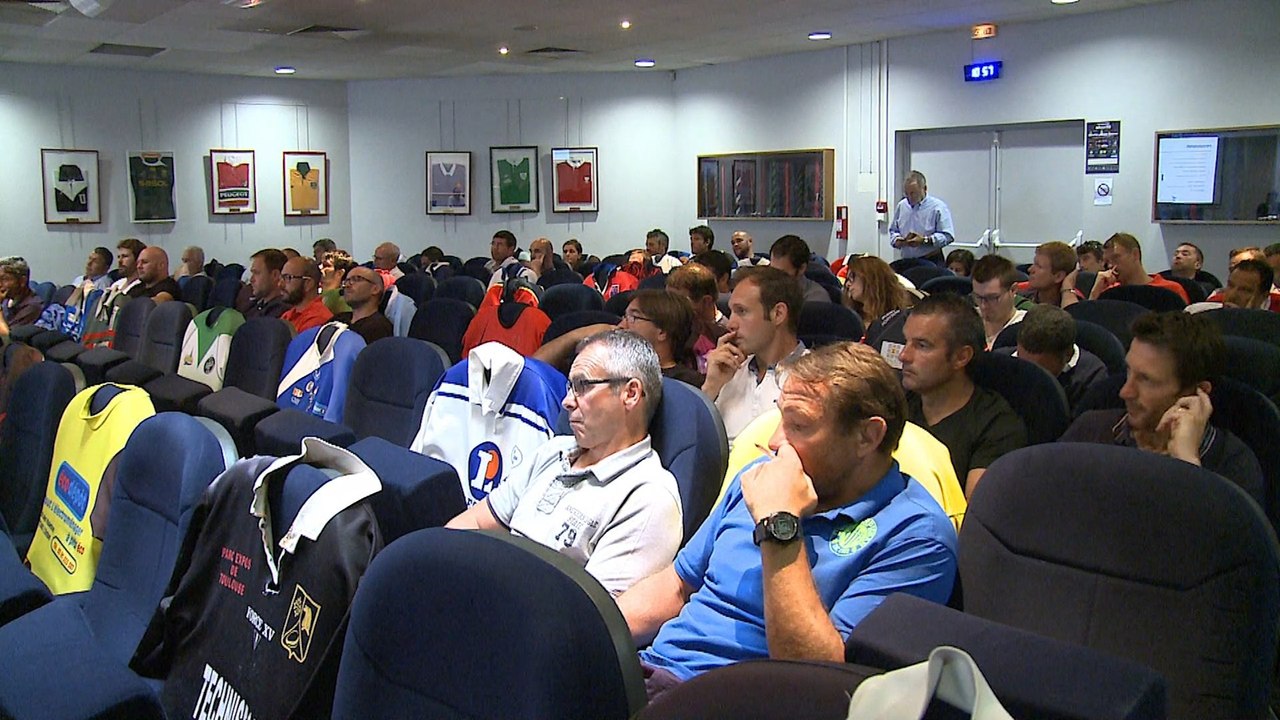 Réunion arbitres/entraîneurs professionnels.