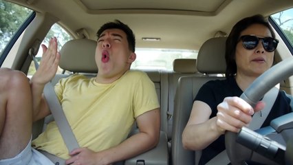 Il danse comme un fou à côté de sa mère en voiture qui n'en a rien à faire !