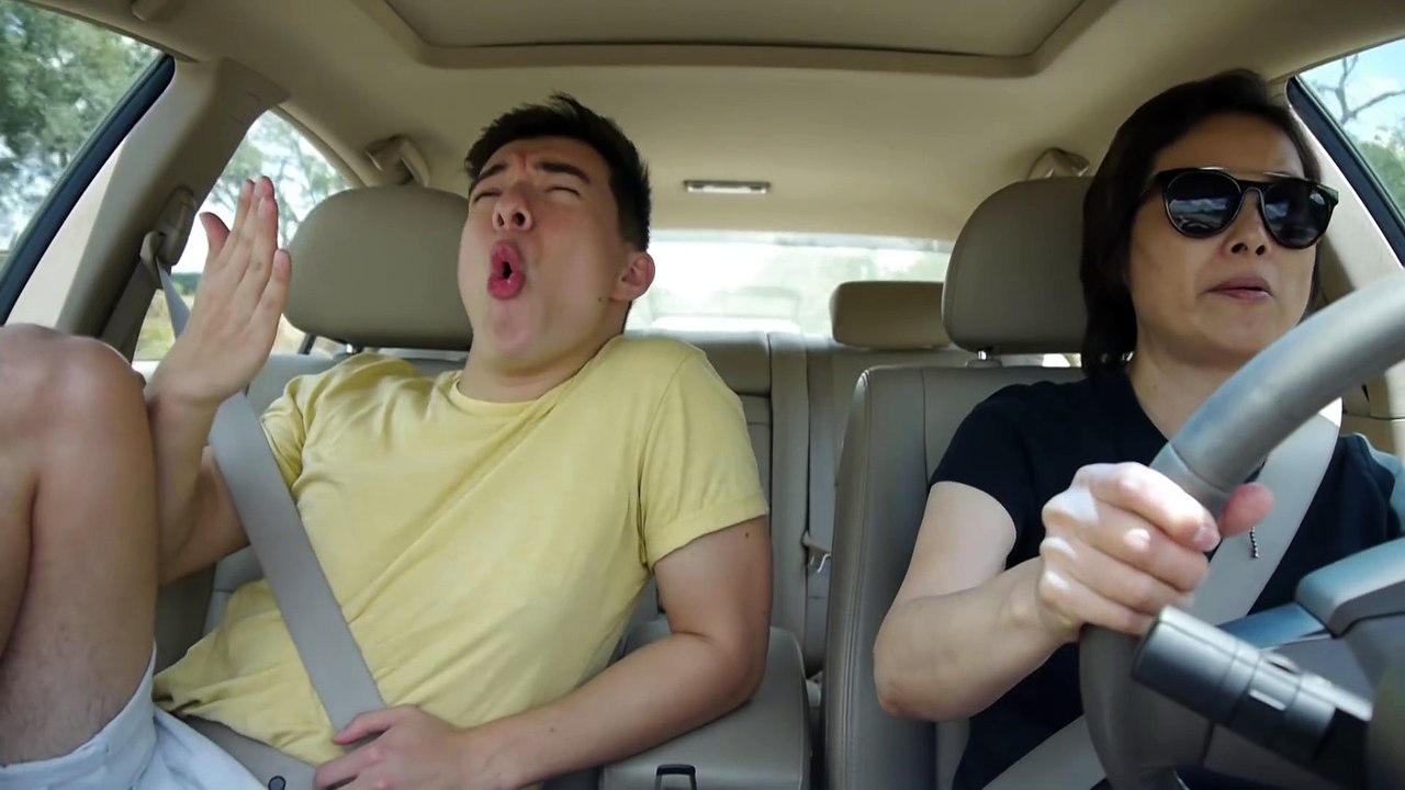 Il danse comme un fou à côté de sa mère en voiture qui n'en a rien à faire !