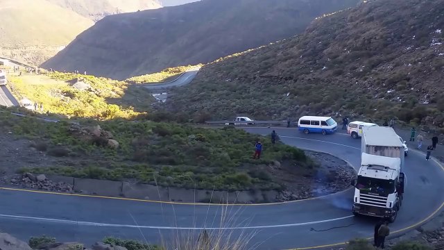 Un camion en pleine descente percute un autre camion en panne !