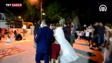 Gelinlik ve nişanlıkla 'demokrasi nöbeti'ne geldiler
