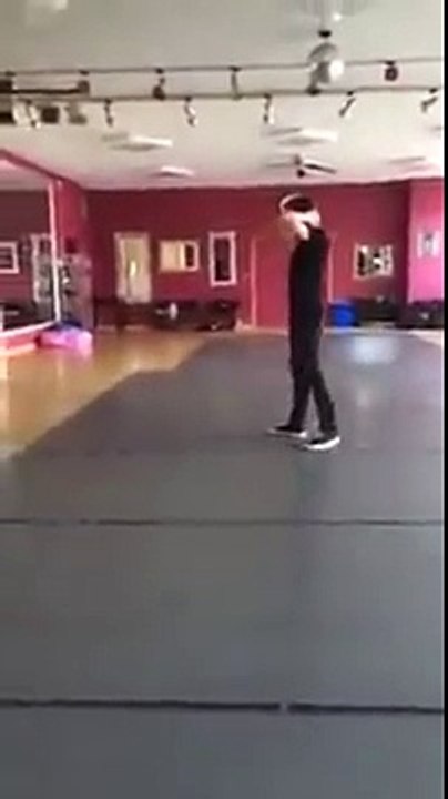 Il chante "Chandelier" de Sia comme un dieu sans savoir qu'il est filmé