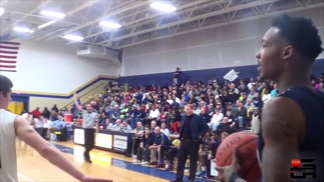 Jouer au basketball sur le dos de son adversaire et dunker !