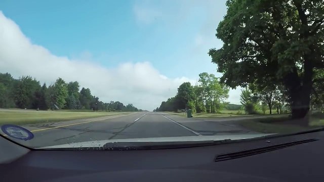 Les roues de la voiture qui double ne bougent pas ! Effet d'optique