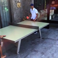 La réaction exceptionnelle d'Evra lorsqu'il apprend la signature de Gonzalo Higuain à la Juventus