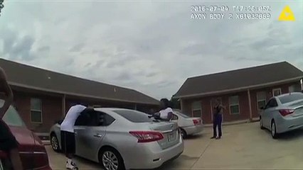 Un policier tase un homme dans le dos