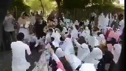 نرسوں نے نواز شریف کو گالیاں نکال دیں پھر جو ہوا دیکھیں