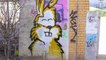 Des artistes détournent les symboles nazis sur les murs de Berlin