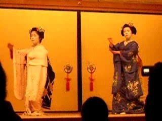 Danse de  deux maikos, Kyoto