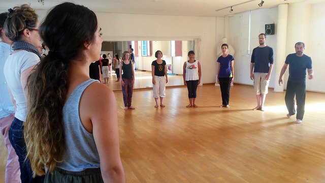 Les élèves reproduisent les gestes de Luis Torréao, artiste mime de la compagnie Hippocampe.