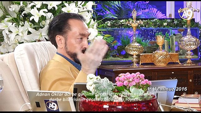 Adnan Oktar darbe girişimi gecesi internetten açıklanan darbe bildirisinin geçersiz olduğunu söyledi.