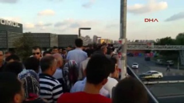Üst Geçitteki Yaya Yoğunluğunu Aşmak İçin Demir Korkuluktan Yürümek İstedi