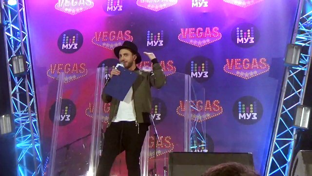 Александр Хоменко разыгрывает призы,а Артем Шалимов говорит в камеру