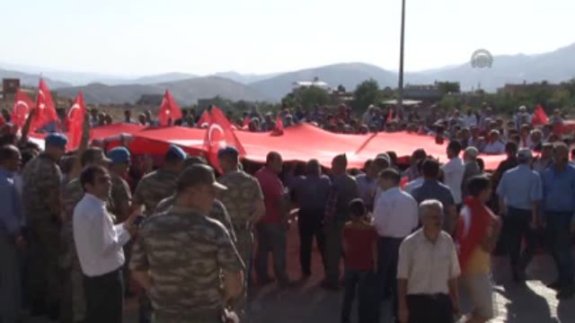 Fetö'nün Darbe Girişimine Tepkiler - Asker ve Vatandaşlar Yürüyüş Düzenledi