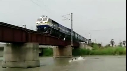 Niños indios saltan antes de que llegue el tren en el juego más arriesgado