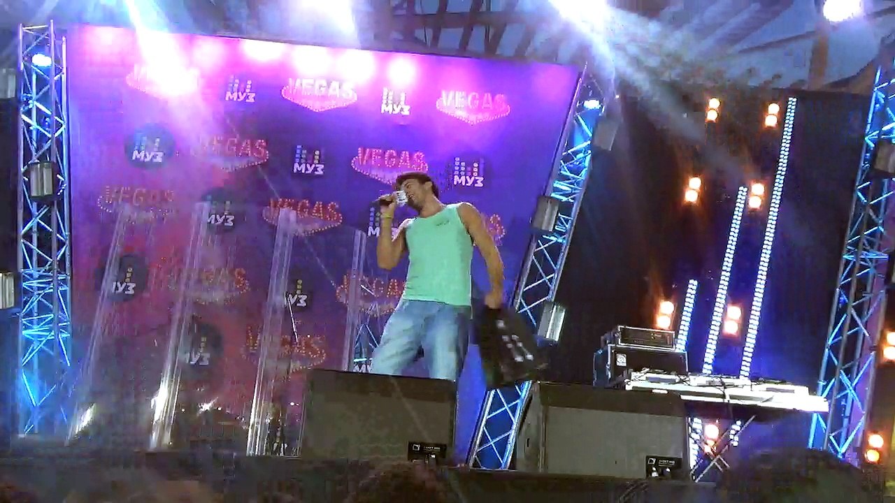 Артем Шалимов разыгрывает призы