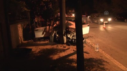 Otomobil Aydınlatma Direğine Çarptı: 1 Ölü, 3 Yaralı