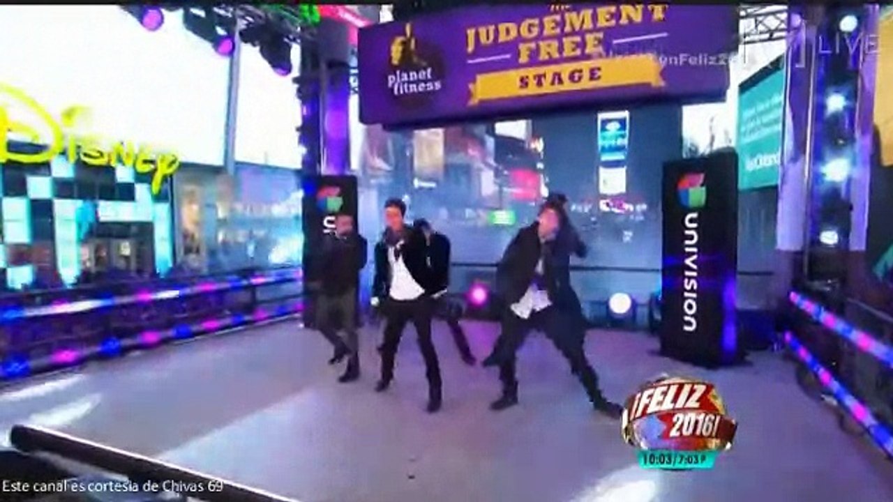 CNCO - Devuelveme Mi Corazón en Times Square (con Letra)
