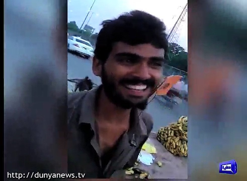 Dunya News- Fruit seller with melodious voice becomes famous on social media.