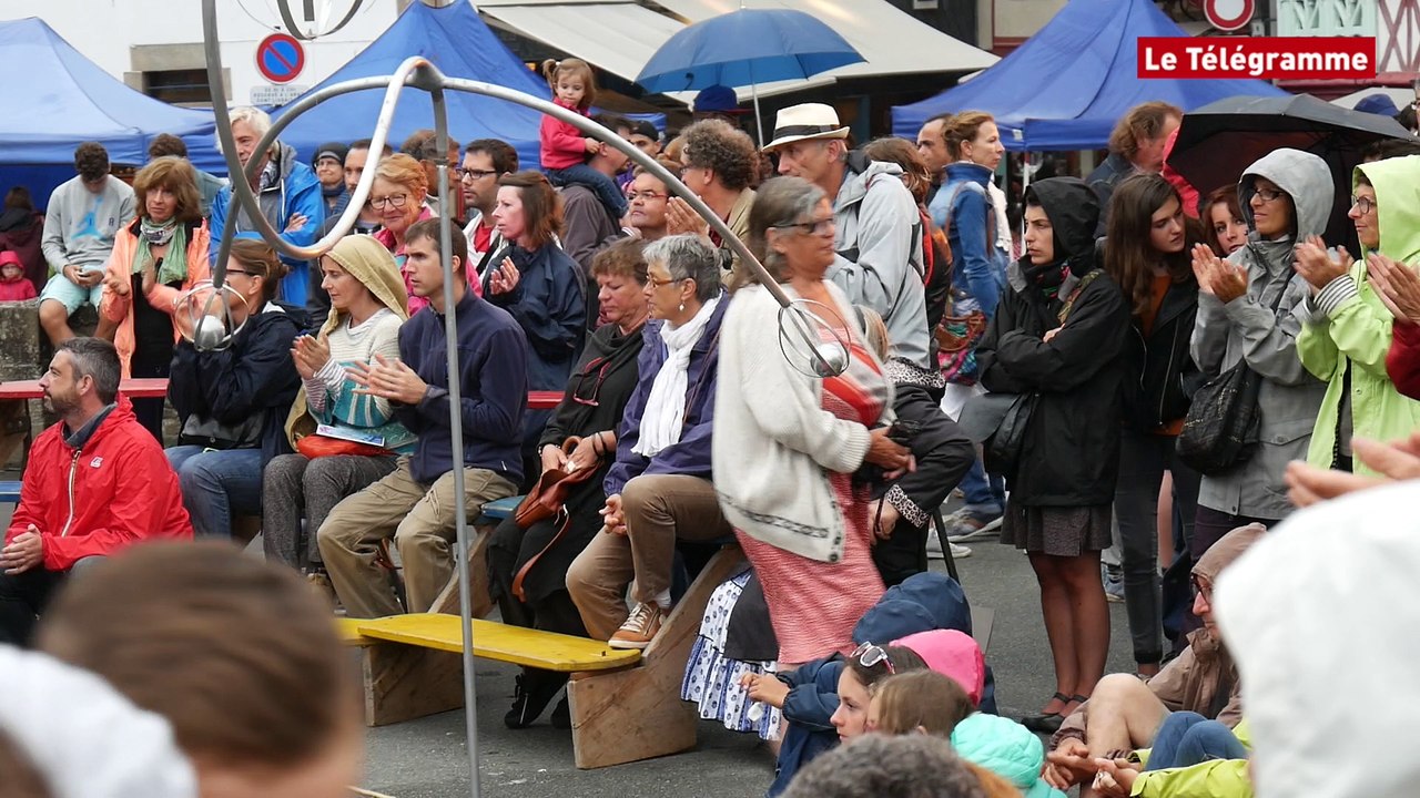 Morlaix. Arts de la rue : entre les gouttes, le spectacle !