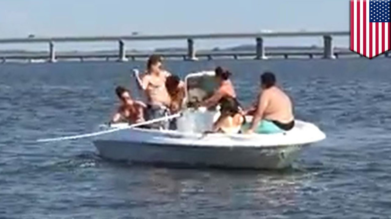 Boat fight caught on camera goes viral: brawl footage leads to police investigation - TomoNews