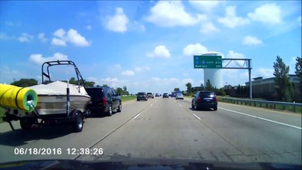 Ce motard s'envole sur une autoroute en roulant sur un tube - Accident de moto impressionnant
