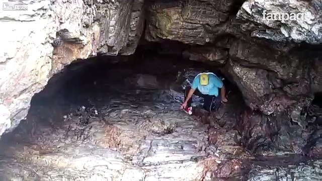 È seduto all'interno della grotta guardate cosa succede all' improvviso ASSURDO