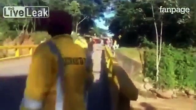 Attraversano il ponte di corsa e guardate cosa succede pochi secondi dopo impressionante!