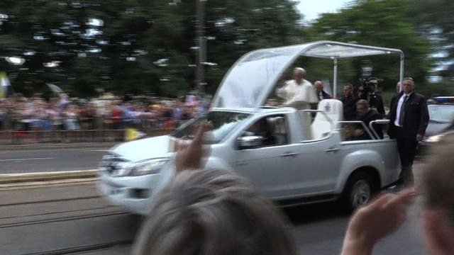 JMJ : la jeune foule ravie d'avoir aperçu le pape François
