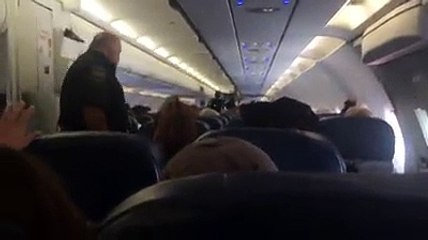 Une femme insulte tout le monde dans un avion et se fait sortir par la police