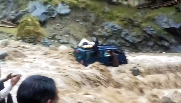 کل لواری ٹاپ میں ڈرائیور کے غفلت کے وجہ سے ایک افسوس ناک واقعہ پیش ایا جب پلائنگ کوچ چترال جا رہا تھا لواری ٹاپ میں پانی