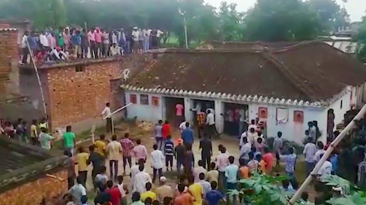 Un léopard attaque des villageois