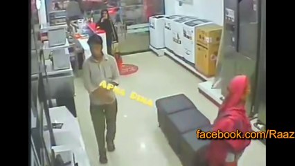 آج کل فیشن ایبل لڑکیاں اپنی ادائیں دکھا کے لوٹ رہی ہیں لوگوں کو ویڈیو دیکھ کے شیئر ضرور کریں