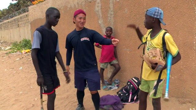 Des Japonais font découvrir le base-ball aux Sénégalais