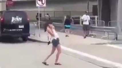 Une fille bourrée qui marche dans la rue