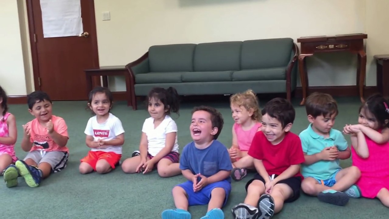 Cet enfant est pris d'un fou rire en classe de musique