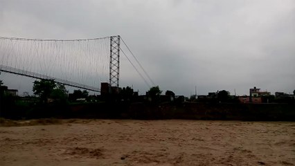 Un pont suspendu ne résiste pas aux inondations