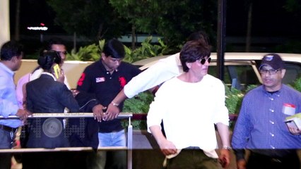 Fan Touches Shah Rukh Khan's Feet At Mumbai Airport