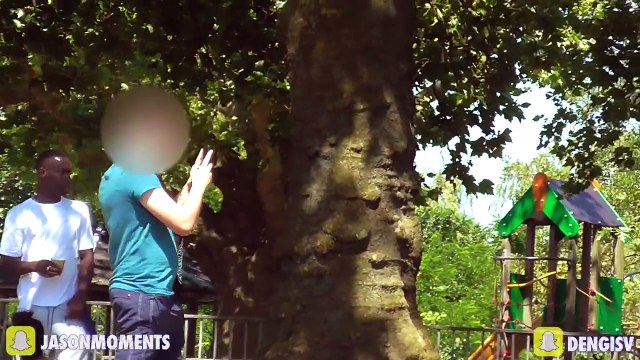 Caméra cachée : regardez la réaction des gens lors du passage d'une femme aux formes généreuses !