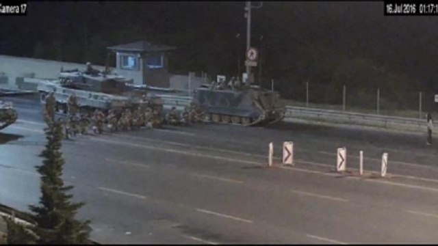 Kurşun Yağmurunda Darbeci Askerlere Direnen Kadın Kamerada