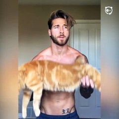 Il utilise son gros chat pour faire de la musculation, sa vidéo enflamme le web et les filles flashent sur son physique