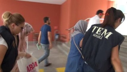 FETÖ'nün Evlerini Kapatmaya Çalışan İki Kadın Yakalandı